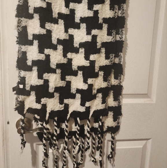 Black and white scarf, very long and wide from Lane Bryant. One size - Picture 3 of 4